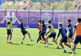 Un momento de la sesión de entrenamiento del Real Valladolid de este lunes en los Anexos.