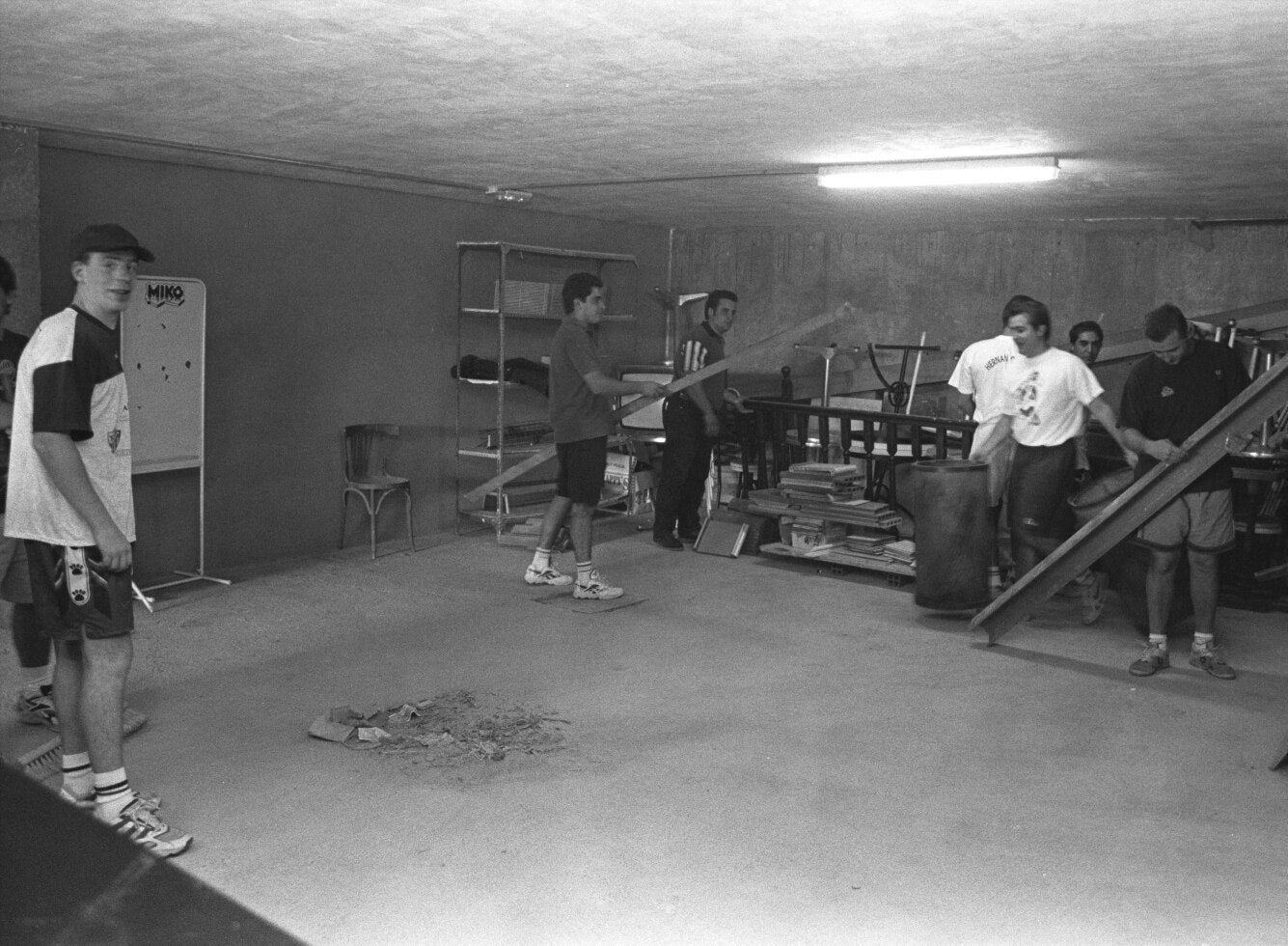 La peña El Revolcón prepara su local para disfrutar de las fiestas de 1997.