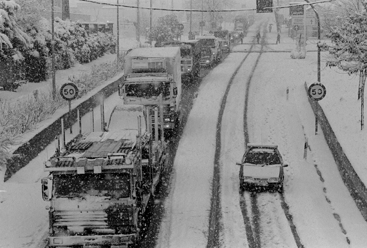 Retenciones de vehículos en la N-601a la altura de la localidad vallisoletana de Olmedo por la nieve. 26 de enero de 1998.