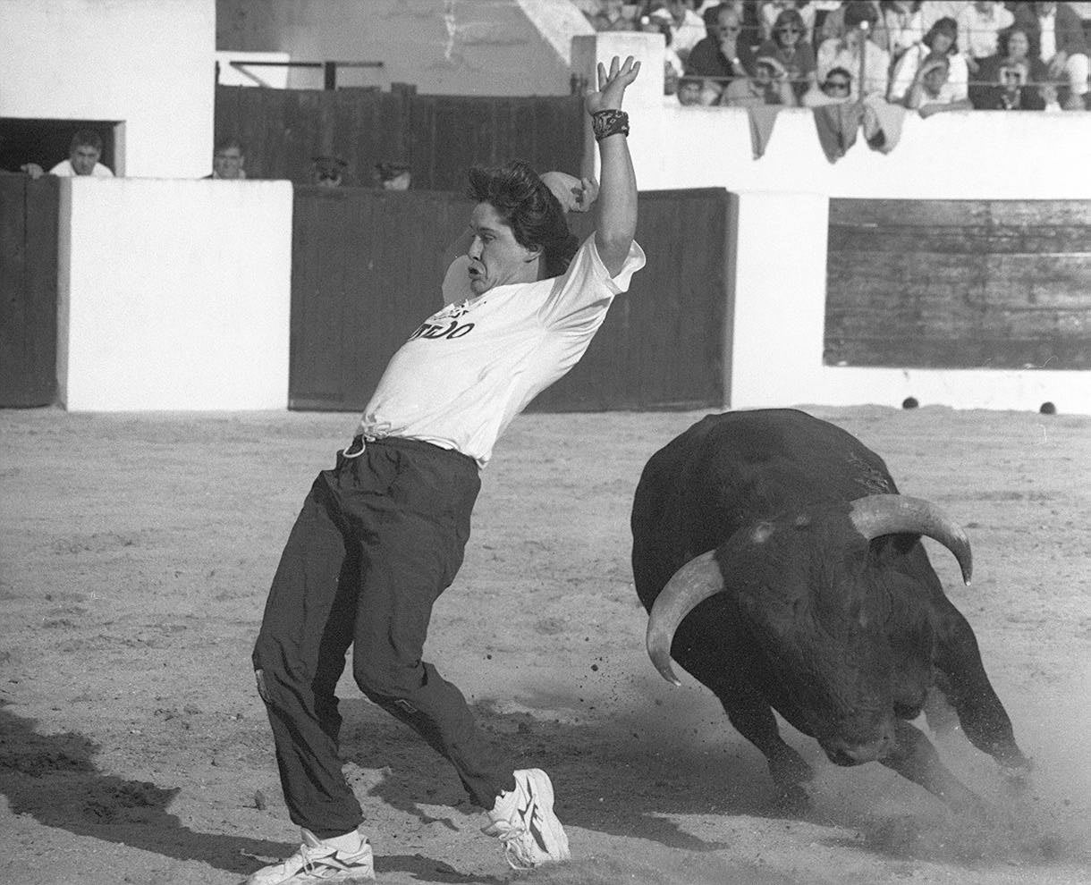 Un joven corta a un toro en los encierros de las fiestas de 1996.