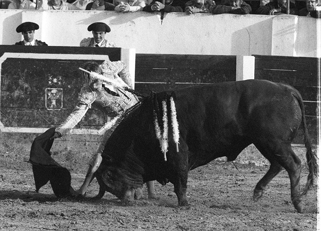 Manuel Díaz El Cordobés pega un pase durante la corrida de toros de Olmedo. 29 de septiembre de 1998.