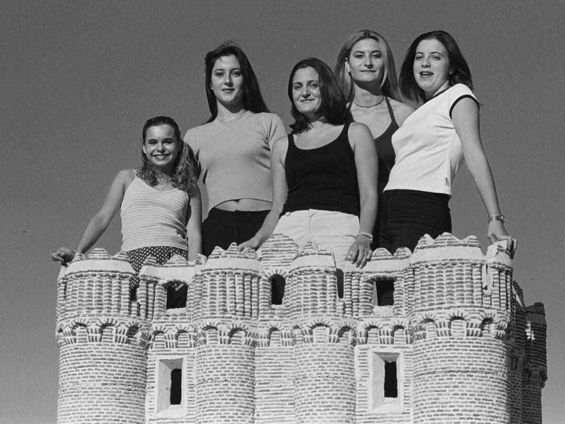 La reina y las damas de las fiestas de 1999.