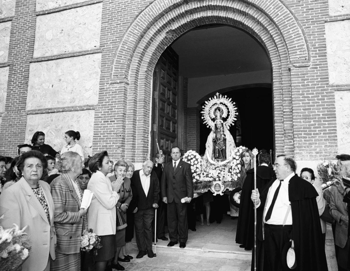 Los vecinos de Olmedo sacan en procesión a la Virgen de la Soterraña. 7 de octubre de 1999.
