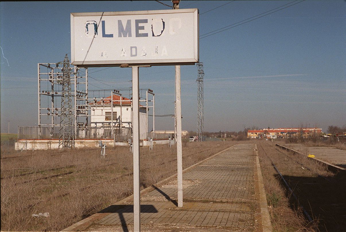 Pie original: «Estación de Olmedo, localidad por donde pasará el TAV Madrid-Valladolid». 25 de febrero de 2000.
