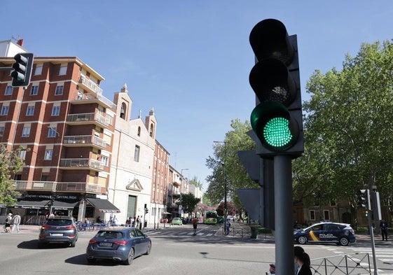 Un semáforo en la calle Real de Burgos con el servicio restablecido.