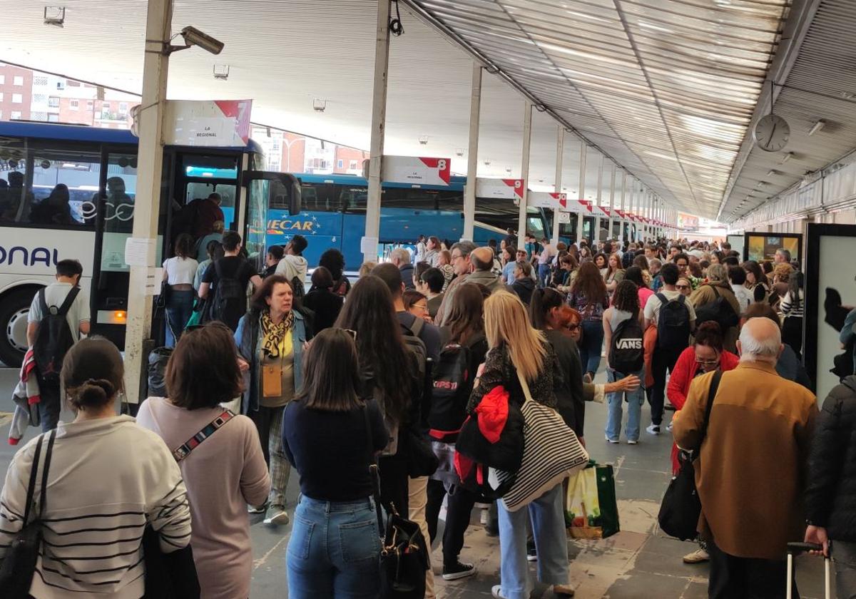La estación de trenes se paraliza y deja en tierra a cientos de viajeros