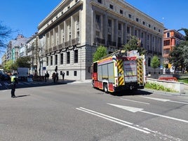Un policía local dirige el tráfico en la Plaza de España junto a un camión de Bomberos.