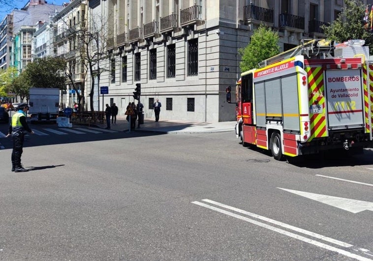 Un policía local dirige el tráfico en la Plaza de España junto a un camión de Bomberos.