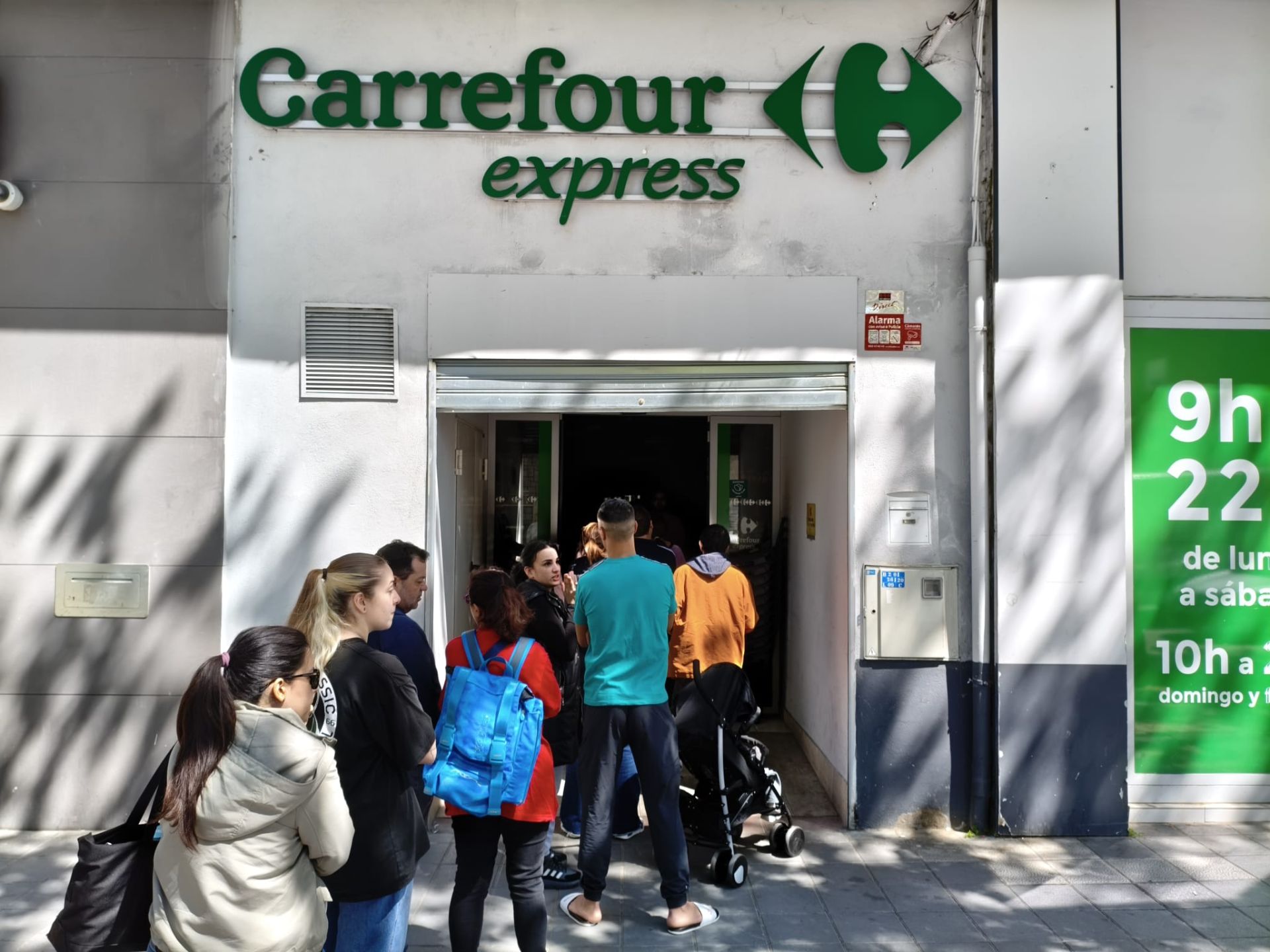 Largas colas en los supermercados para comprar productos de primera necesidad