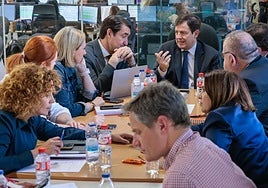 El presidente de la Junta, con el gabinete que gestiona el PLANCAL (Plan Territorial de Protección Civil de Castilla y León.