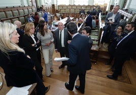 Los concejales del Partido Popular, PSOE, Vox y Valladolid Toma la Palabra charlan en el salón de plenos durante el apagón del lunes.