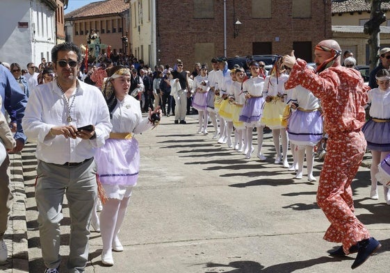 El chiborra con los danzantes en la procesión de San Telmo, este lunes.