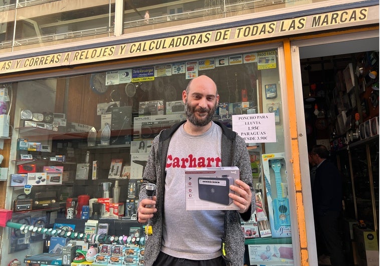 Jorge Valdeprado, propietario de Radio Valdeprado, junto a una linterna y una radio, los productos más buscados tras el apagón nacional.