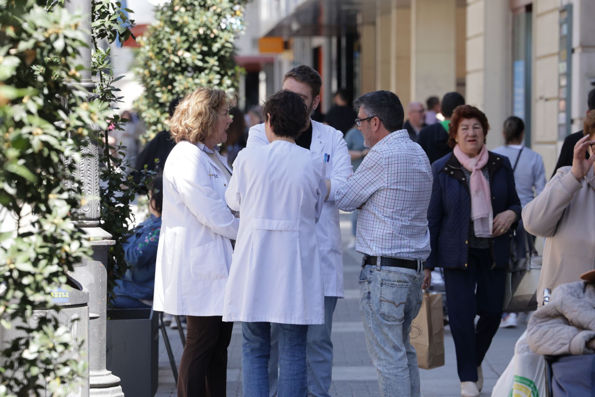Empleados y clientes de algunas de las tiendas de la calle Santiago conversan en la calle durante el apagón.