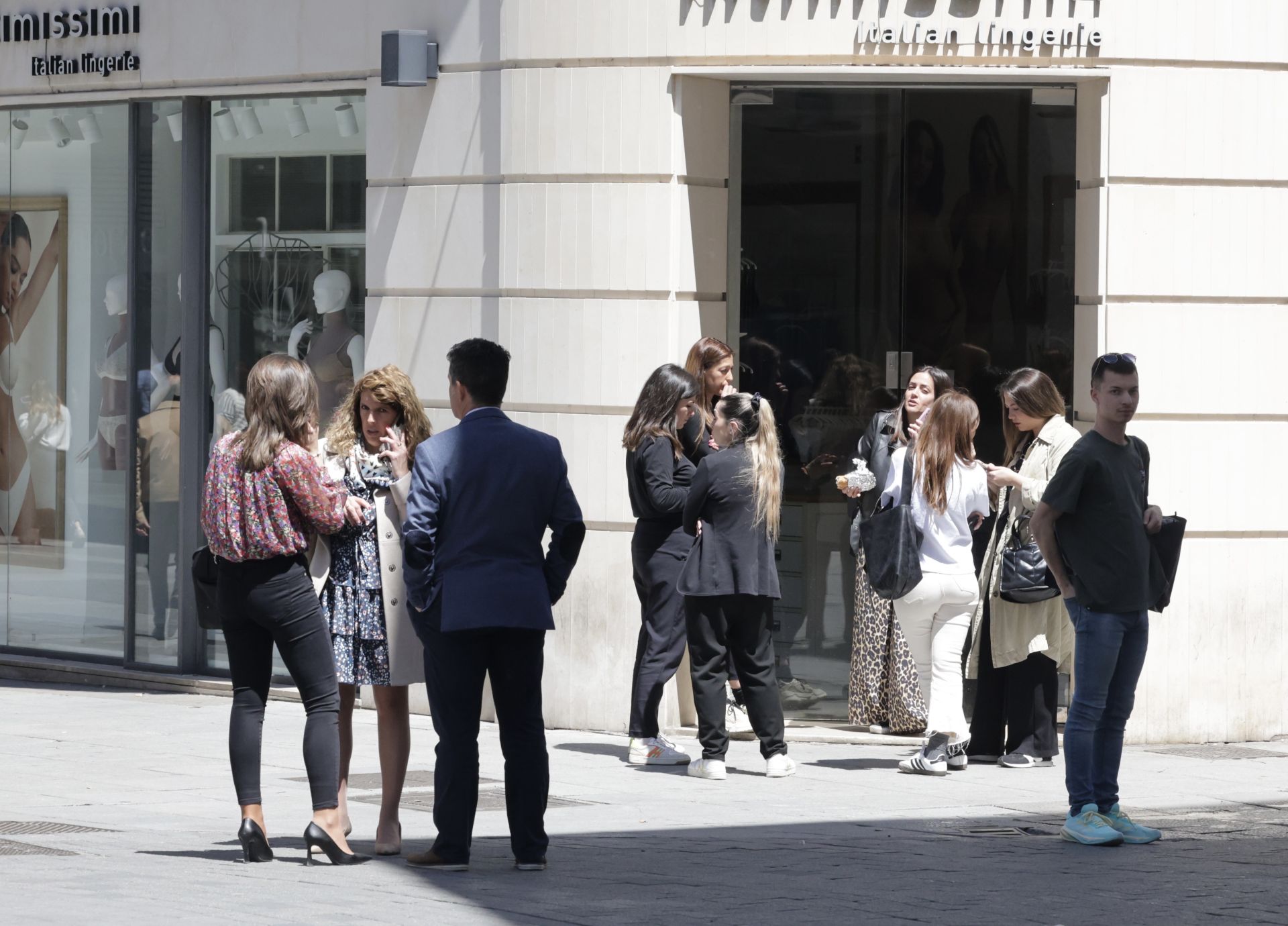Empleados y clientes se agolpan a las puertas de la tienda de Intimissimi en la calle Santiago.