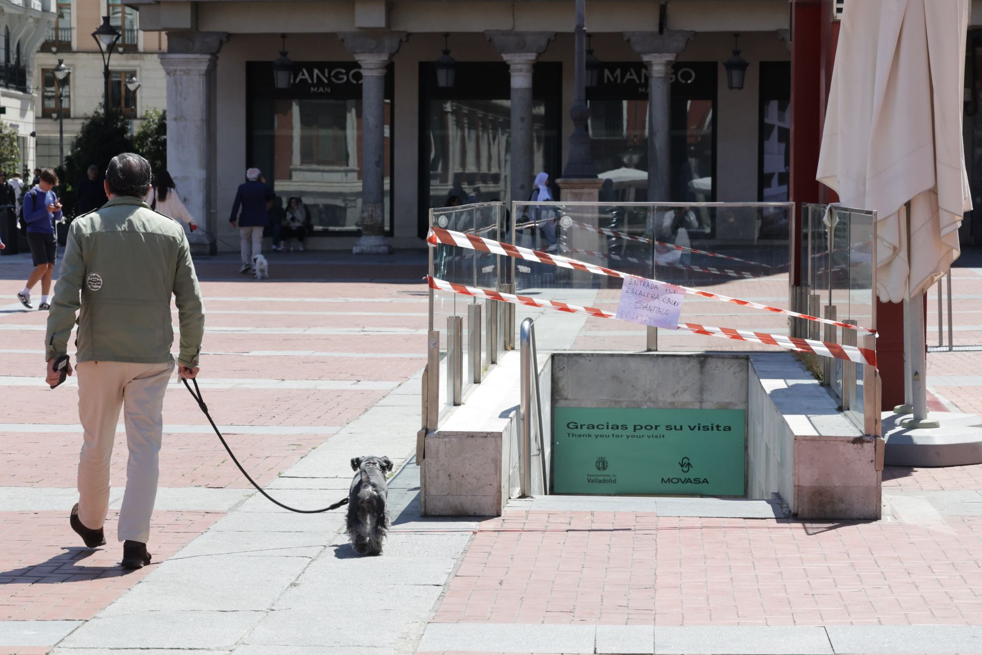 Uno de los accesos al parking de la Plaza Mayor, cortado y con un cartel que indica que la única forma de acceder al subterráneo es a través de la escalera de la calle Santiago.