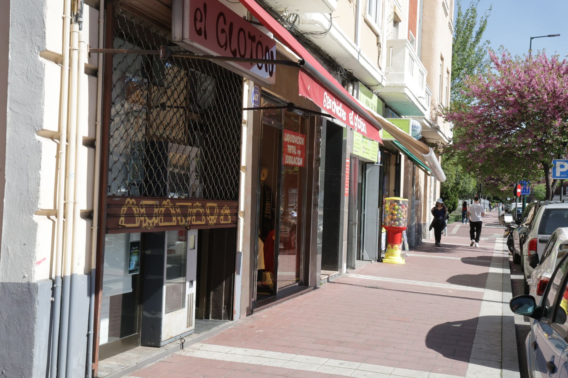 Los establecimientos de la calle Real de Burgos, cerrados al público.