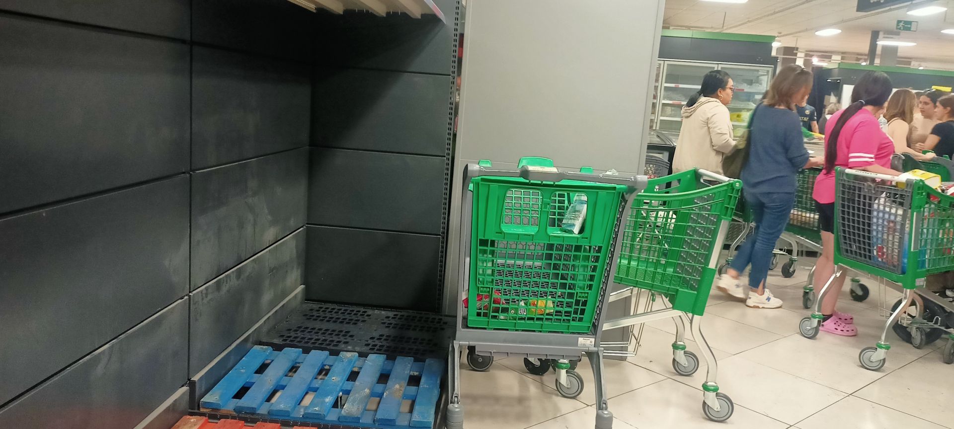 Un estante que albergaba garrafas de agua en un supermercado de Mercadona, vacío.