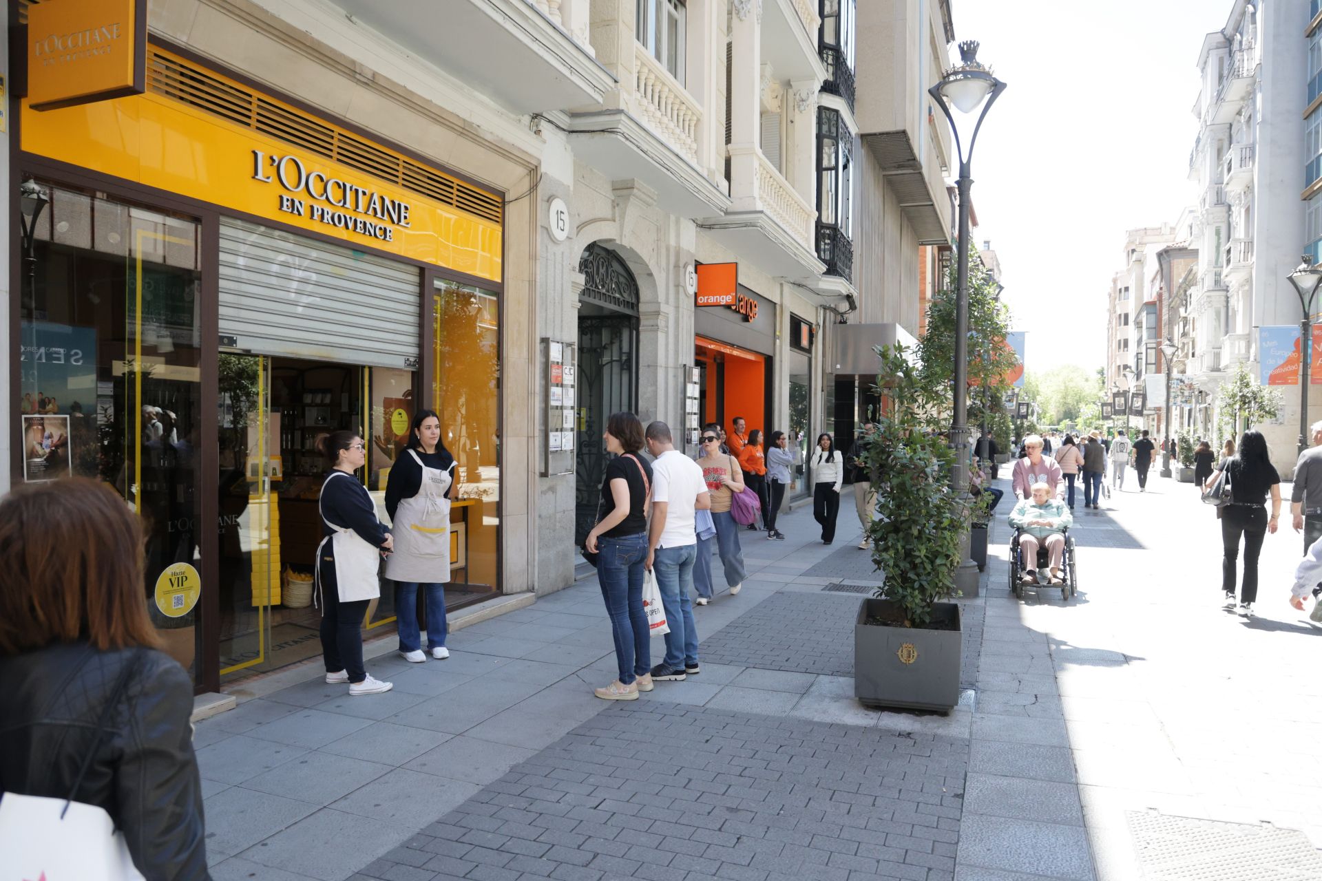 Clientes y trabajadores de las tiendas de la calle Santiago, conversan a las puertas de los establecimientos ante la imposibilidad de continuar con la actividad laboral.