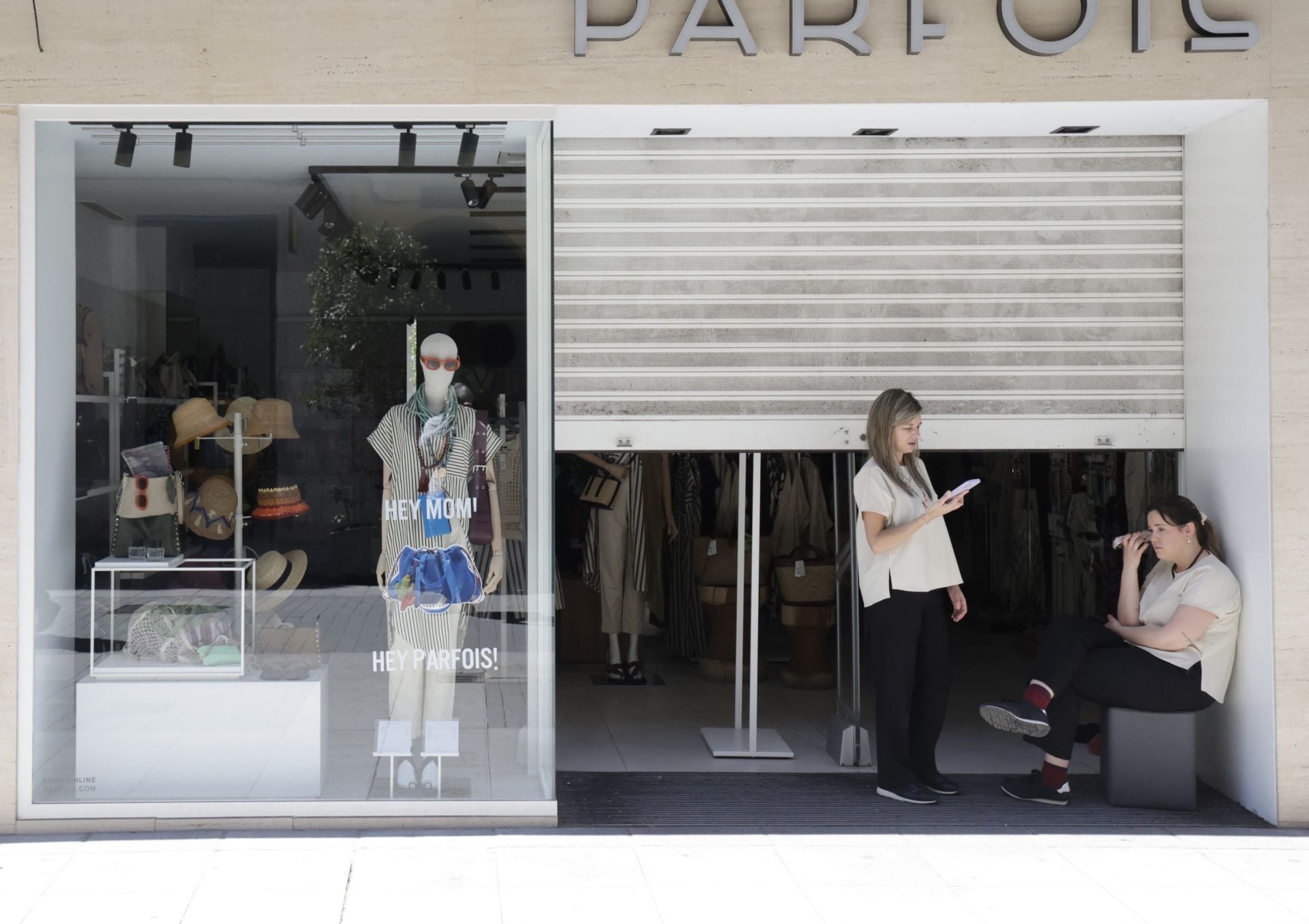 Las trabajadoras de la tienda de Parfois del centro de Valladolid pasan el tiempo intentando utilizar sus teléfonos móviles.