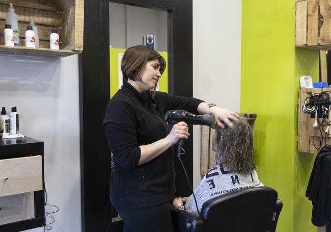 Sara peina a una clienta en Verónica Rico Peluqueros.