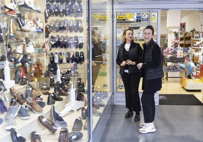 Carmen y Mari Mar se lo toman con humor frente al escaparate de Calzados Lafer.