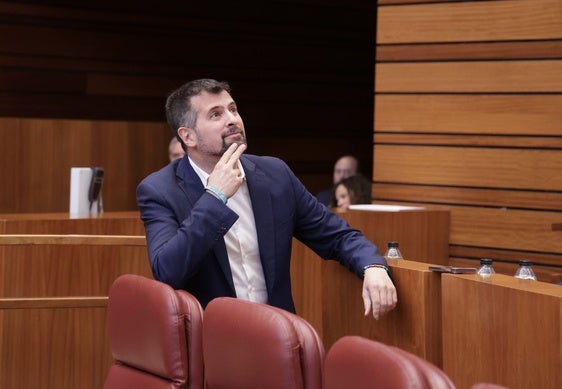 Luis Tudanca sonríe a la tribuna antes de comenzar su último Pleno en las Cortes de Castilla y León tras diez años en el parlamento autonómico.