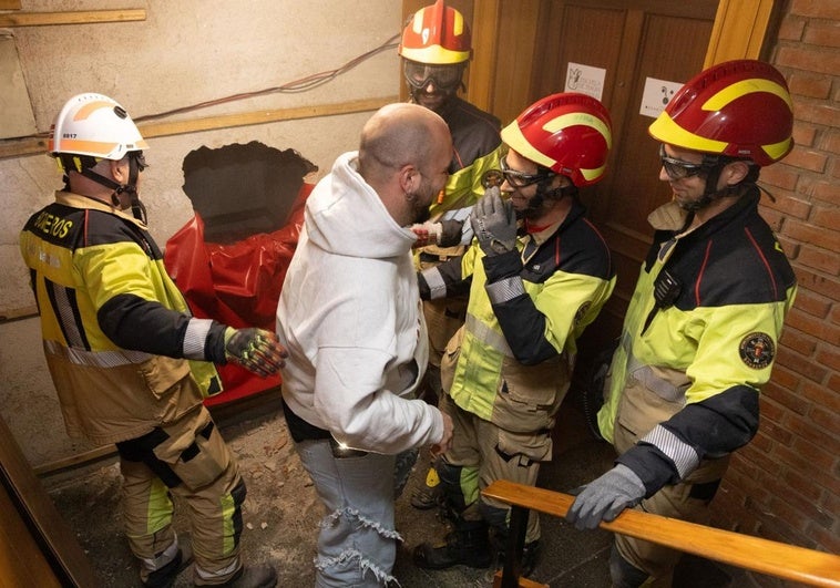 Amador Matallana, con los bomberos instantes después de ser rescatado del ascensor.