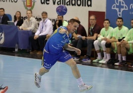 Miguel Camino lanza a portería en el encuentro ante el FC Barcelona.