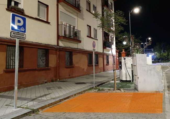 Una de las plazas reservadas para 'carsharing' en Valladolid, ubicada en la calle Estación del Norte junto a un punto de recarga para vehículos eléctricos.