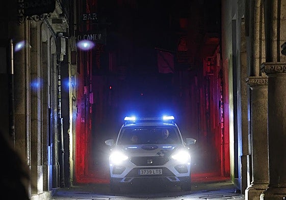Una patrulla de la policía recorre las calles durante un apagón este martes, en Santiago de Compostela.