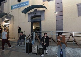 Viajeros de tren apeados el lunes durante horas en la estación de Venta de Baños.