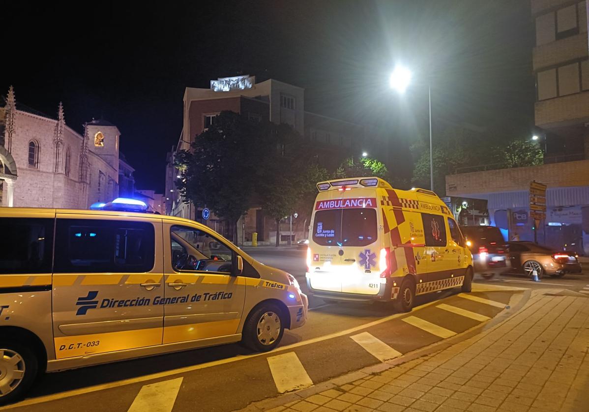 Conduce ebria, ignora a la Policía y adelanta en línea continua hasta chocar con otro turismo