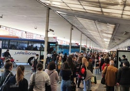 La estación de autobuses de Valladolid, ocupada por decenas de personas que esperan a su autobús en el andén.