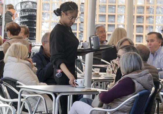 Una camarera atendiendo una terraza en la Plaza Mayor de Valladolid hace unos días.
