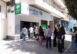 Colas en un Carrefour express del centro de Valladolid.