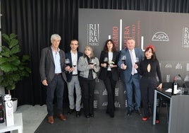 Bodegueros de la Ribera, junto a la presidenta del último jurado, Mariana Enriquez, tercera por la derecha, seguida de la ganadora, Magalí Etchebarne.