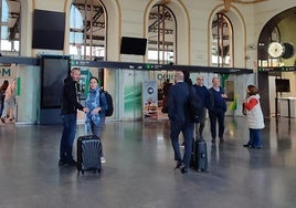 Pasajeros en la estación de trenes de Valladolid, a primera hora de este martes.