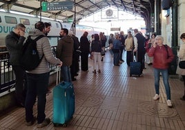 Pasajeros aguardan la llegada de un tren con destino Madrid, minutos antes de las ocho de la mañana de este martes.