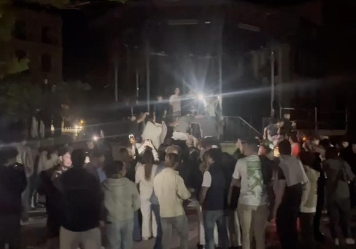 Decenas de universitarios, anoche, durante la fiesta improvisada en la Plaza Mayor de Segovia.