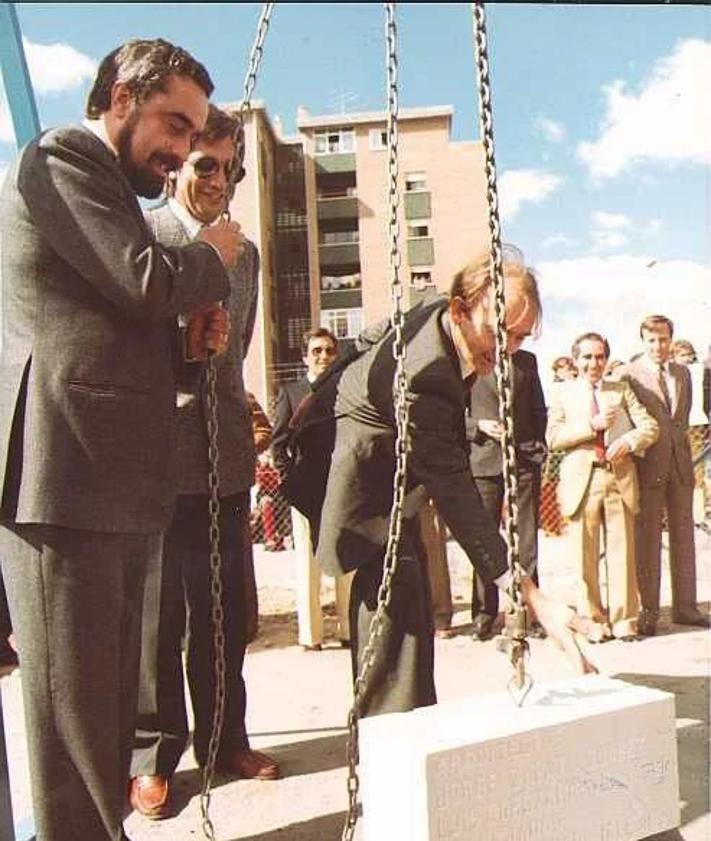 Imagen secundaria 2 - 1) Fachada del edificio en octubre de 1985. 2) En el acto de su inauguración estuvieron presentes numerosas personalidades vallisoletanas, así como los arquitectos de Fomento de Obras y Construcciones Jorge Zapata, Luis Gorozarry y Alberto López Merino 3) El alcalde de Valladolid, Tomás Rodríguez Bolaños, como primera autoridad de la ciudad