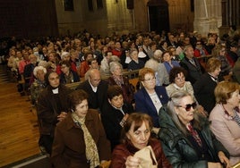 Asistentes a la misa para dar el último adiós al Papa Francisco, este martes en la Catedral.