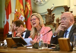 La teniente de alcalde, Irene Carvajal, junto al regidor, Jesús Julio Carnero, en el pleno extraordinario de septiembre.