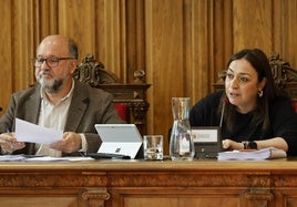 El concejal de Hacienda y la alcaldesa durante el pleno.