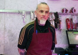 Diego Martín, tras el mostrador de la carnicería Juan Martín.
