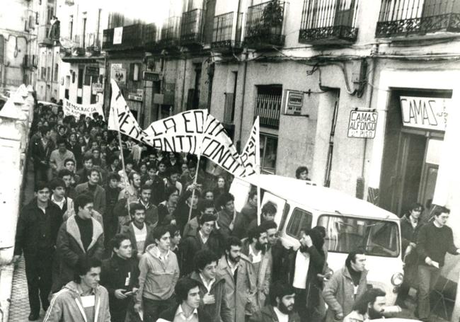 Manifestación estudiantil por la calle Arribas en la década de los setenta.