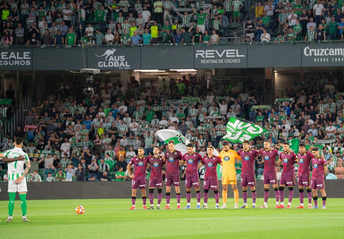 Los jugadores del Real Valladolid, durante un minut de silencio antes del último partido ante el Betis.