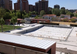 Estado actual de la obra de la piscina municipal Riosol, ubicada en la calle Mieses junto al barrio de Girón.