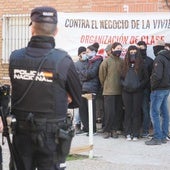 Miembros del Sindicato de Vivienda custodiaban la puerta de la vivienda.