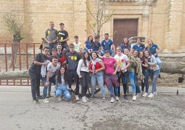 Los quintos de 2025, junto a amigos, posan en la plaza Mayor con el Mayo tras haberlo cortado y transportado